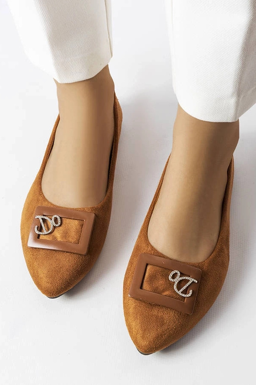 Brūni baleta dzīvokļi, kas dekorēti...