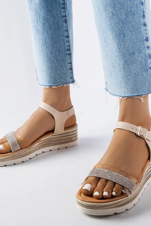 Bussière smilškrāsas ķīļveida sandales