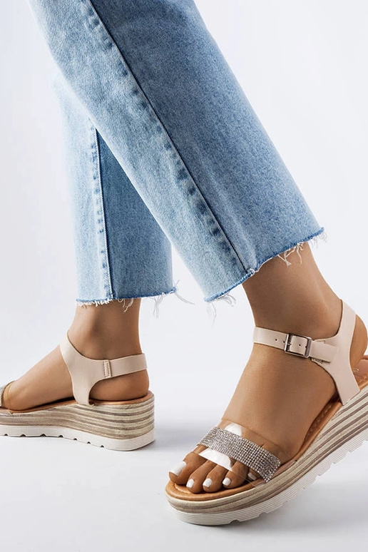 Bussière smilškrāsas ķīļveida sandales