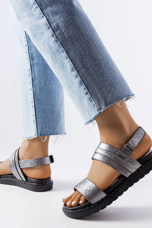 Felicienne pelēkas spīdīgas sandales