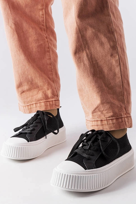 Melnas auduma kedas uz Mallus platformas