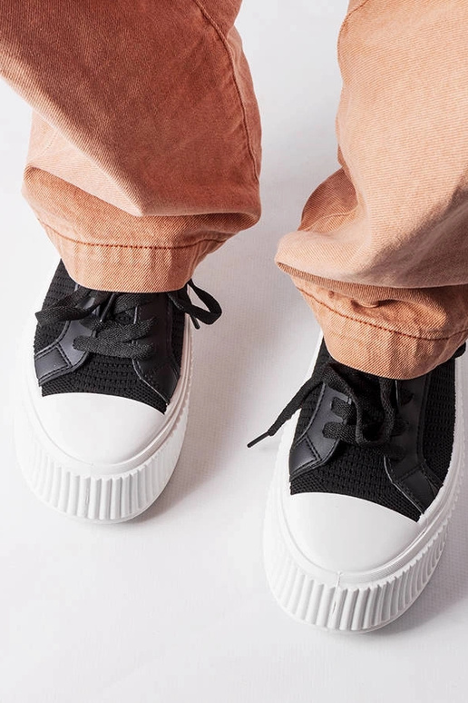 Melnas auduma kedas uz Mallus platformas