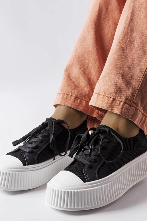 Melnas auduma kedas uz Mallus platformas