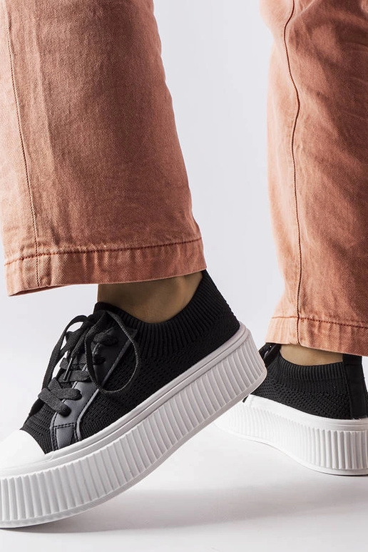 Melnas auduma kedas uz Mallus platformas