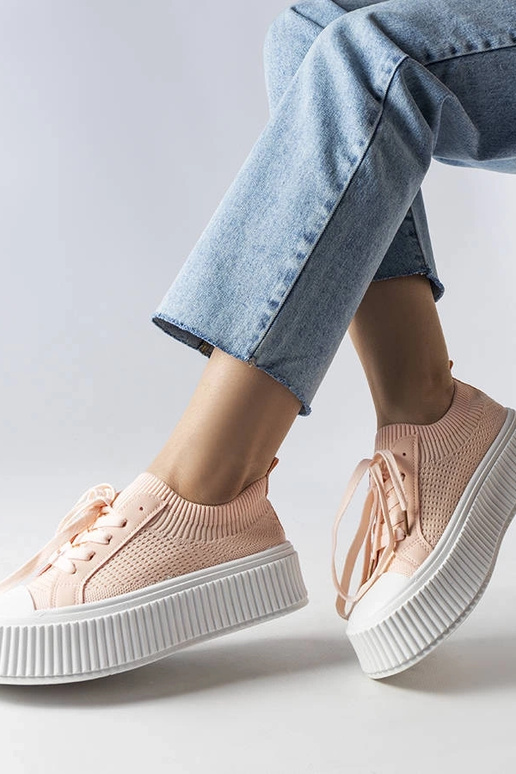 Rozā auduma kedas uz Mallus platformas