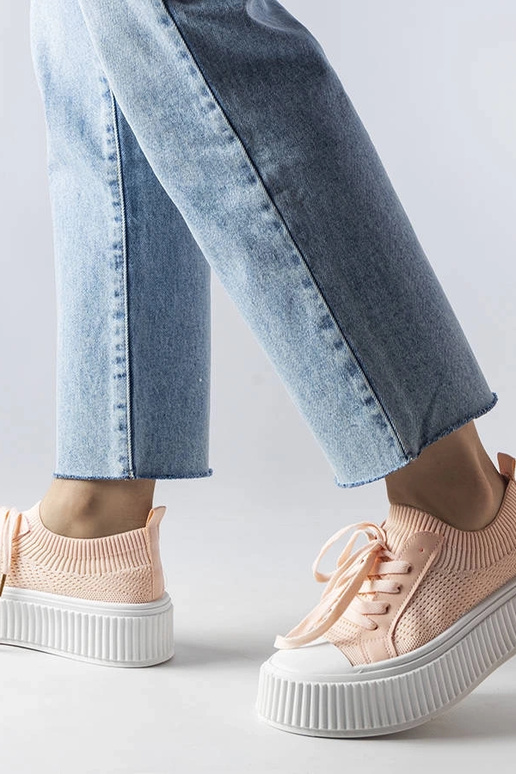 Rozā auduma kedas uz Mallus platformas