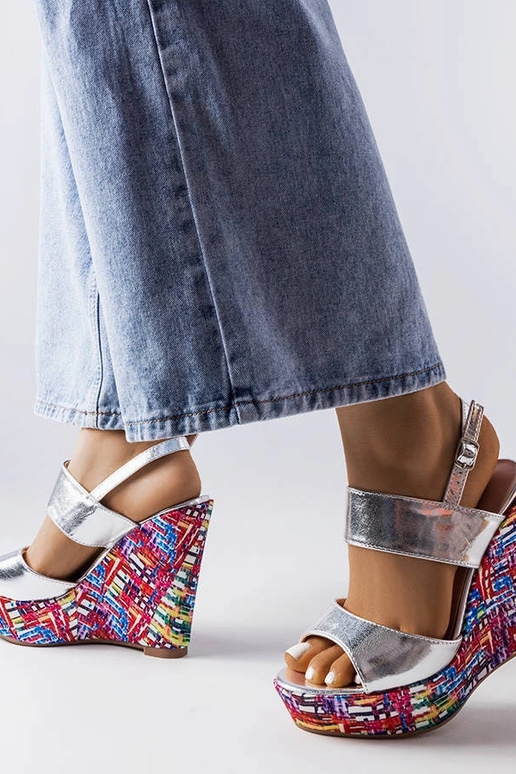 Sudraba sandales ar izrotātiem ķīļiem...