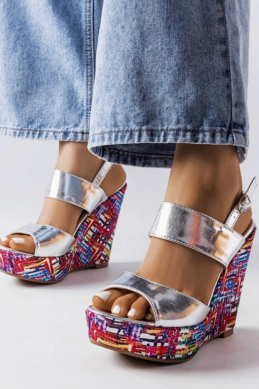 Sudraba sandales ar izrotātiem ķīļiem...