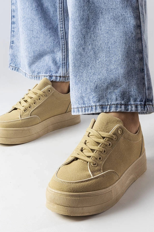 Smilšu krāsas sporta kurpes uz...