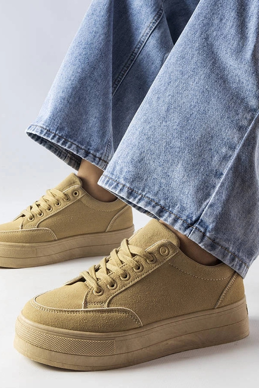 Smilšu krāsas sporta kurpes uz...