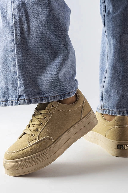 Smilšu krāsas sporta kurpes uz...