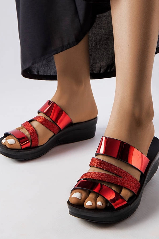 Lolas sarkanās spīdīgās flip-flops