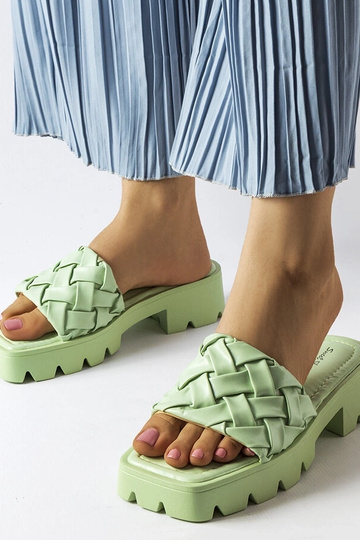 Lora zaļas flip-flops ar traktora zoli