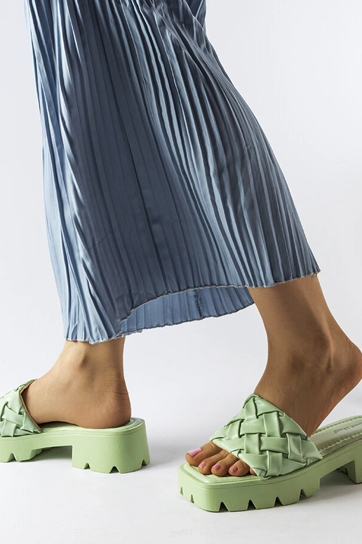 Lora zaļas flip-flops ar traktora zoli