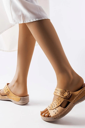 Bēšas flip-flops uz zema ķīļa Jolanta 2