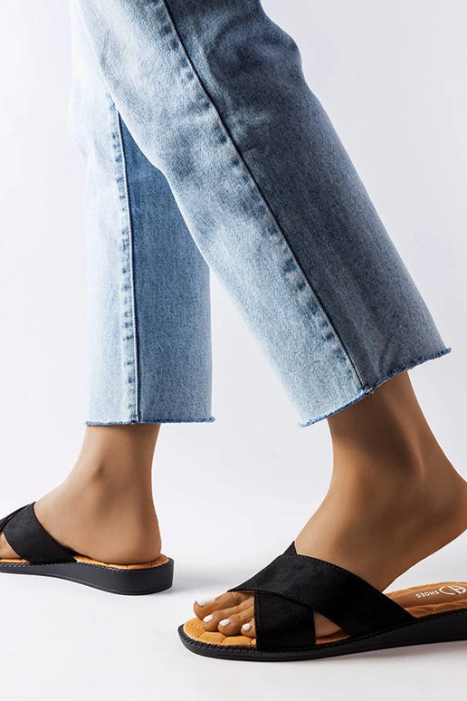 Melnas Tiana čības