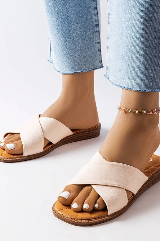 Smilšu krāsas čības, „Tiana"