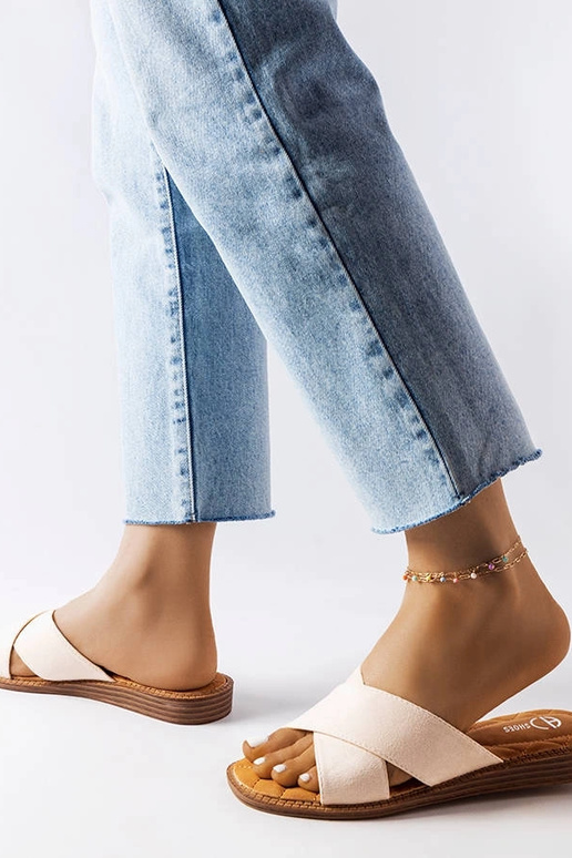 Smilšu krāsas čības, „Tiana"