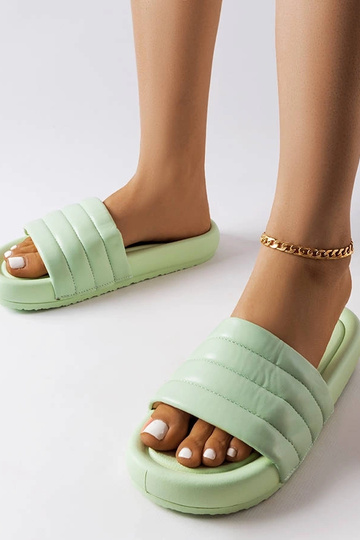 Zaļas flip-flops, kas dekorētas ar Dorene vatējumu 2