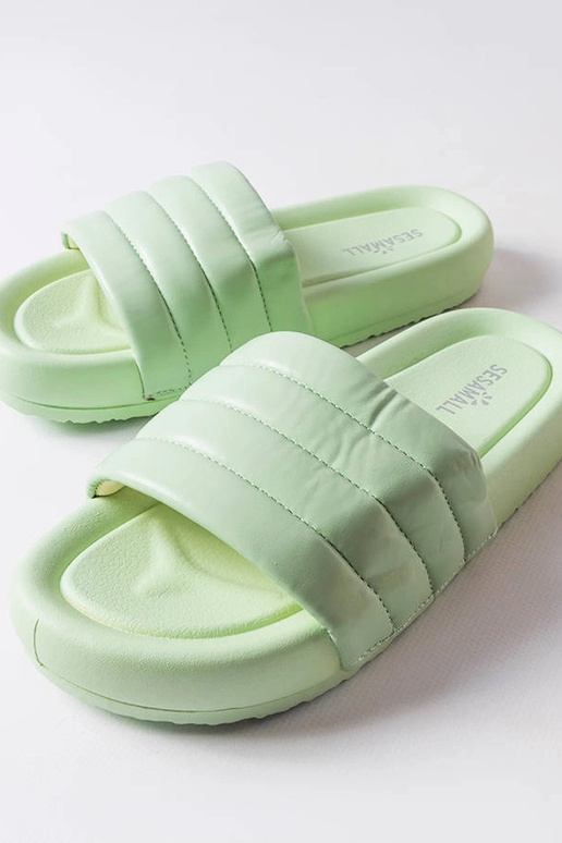 Zaļas flip-flops, kas dekorētas ar...