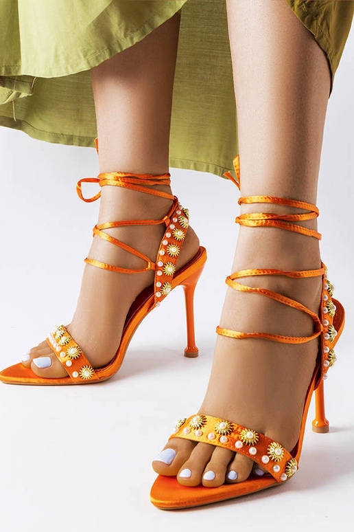 Oranžas sandales rotātas ar pērlēm...