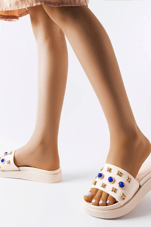 Bēšā krāsā dekorētas Montesarchio...