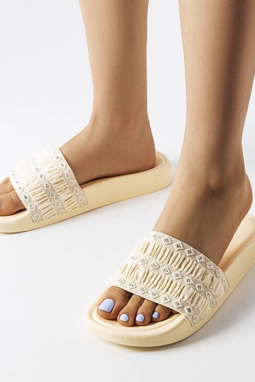 Bēšas flip-flops, kas...