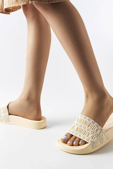 Bēšas flip-flops, kas... 2