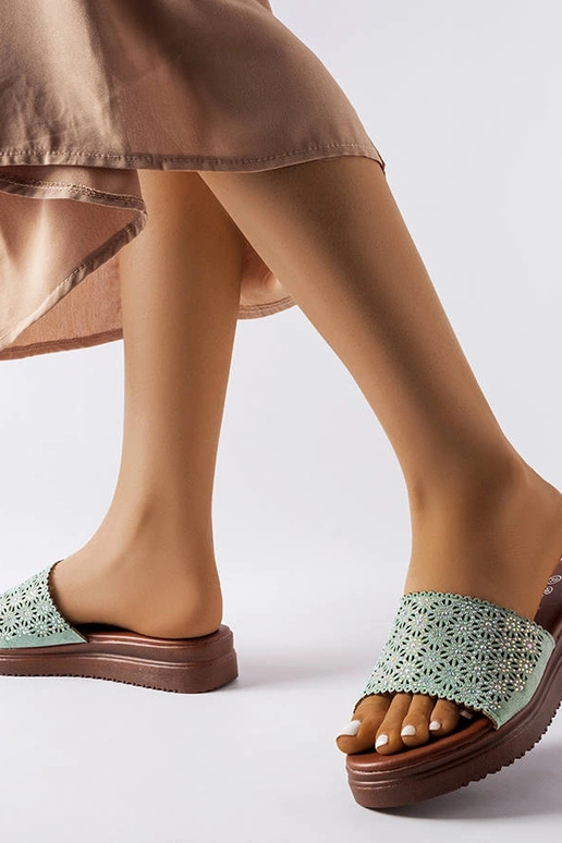 Zaļas ažūra flip-flops ar Irvine...