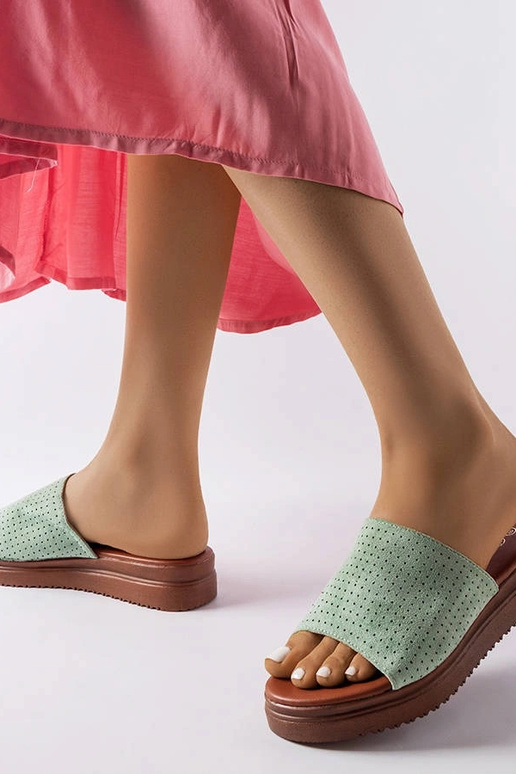 Zaļas flip-flops ar ažūra augšdaļu... Zaļas flip-flops ar ažūra augšdaļu...