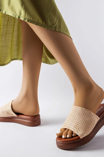 Smilšu krāsas čības ar...