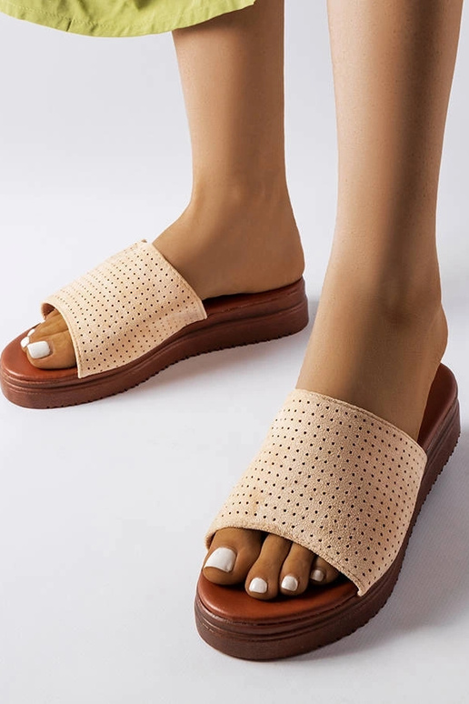 Smilšu krāsas čības ar caurumu...