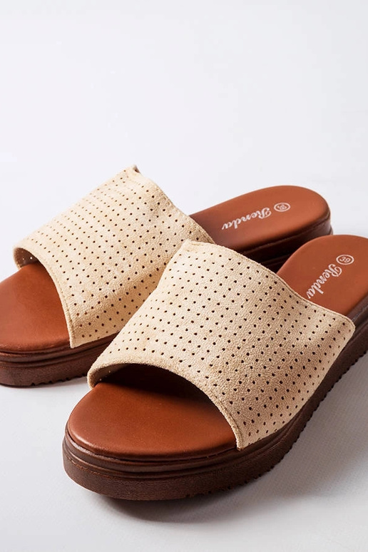 Smilšu krāsas čības ar caurumu...