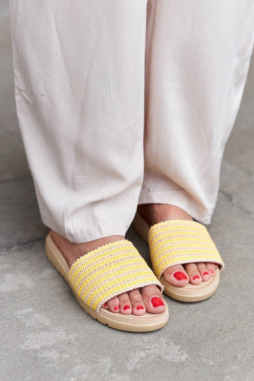 Capovalle dzeltenās pītas flip-Flops