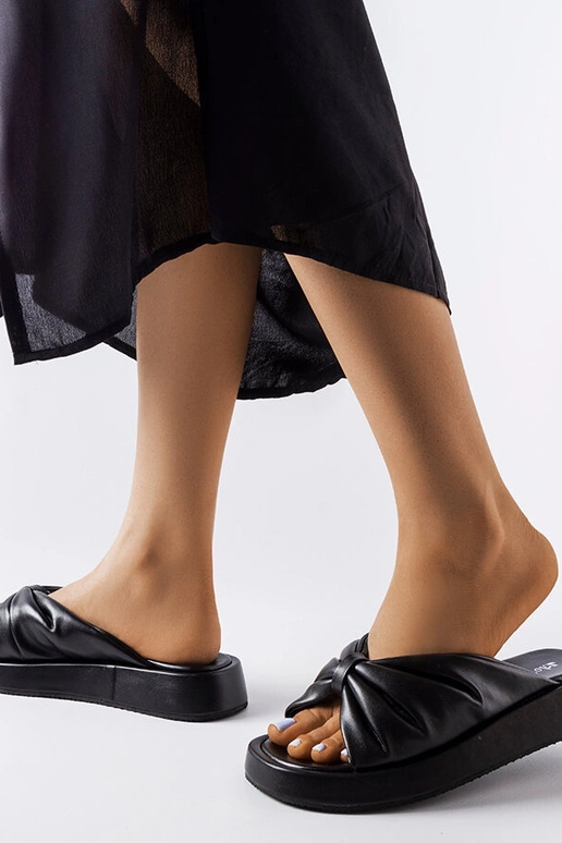 Melnas zemas ķīļveida flip-flops Hog