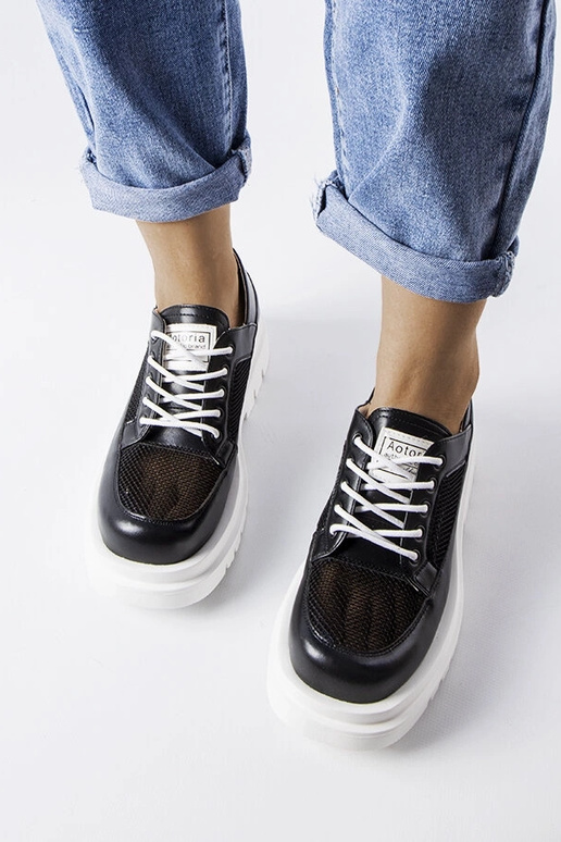 Melni ažūra masīvie Tasmin puszābaki