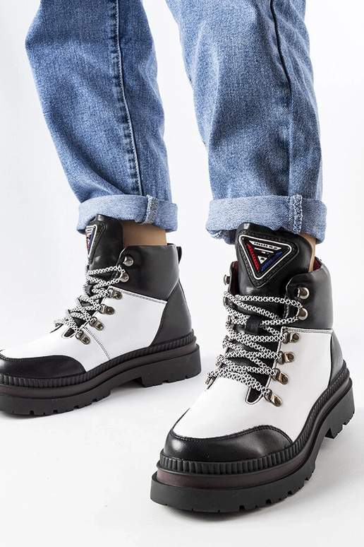 Solofra melnbalti izolēti zābaki