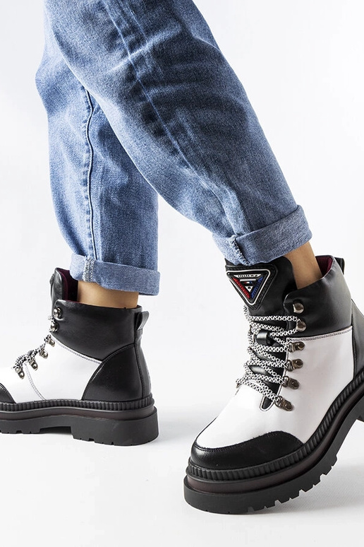 Solofra melnbalti izolēti zābaki