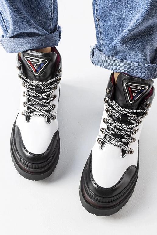 Solofra melnbalti izolēti zābaki