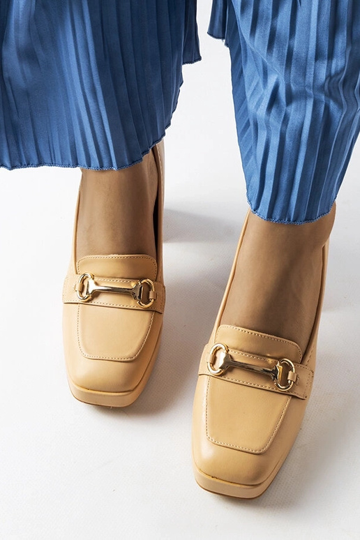 Bēšas pumpas ar ģeometrisku papēdi...