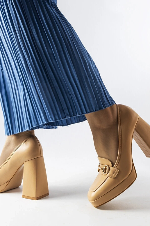 Bēšas pumpas ar ģeometrisku papēdi...