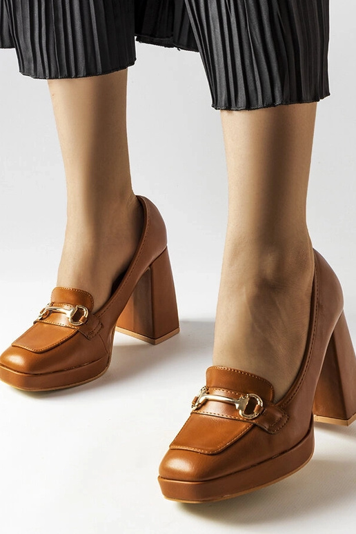 Brūnas pumpas ar ģeometrisku papēdi...