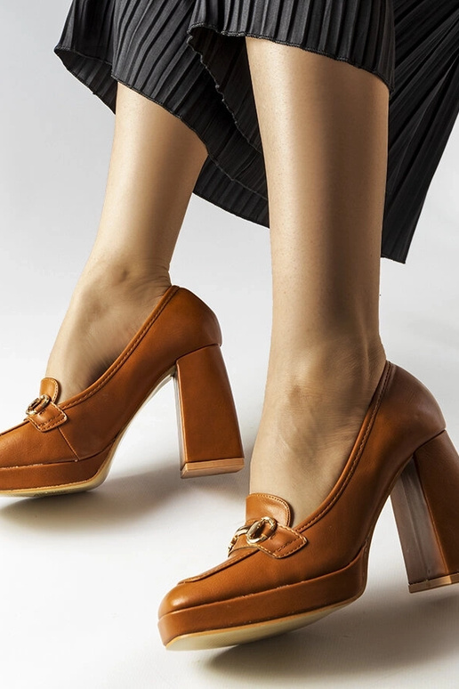 Brūnas pumpas ar ģeometrisku papēdi...