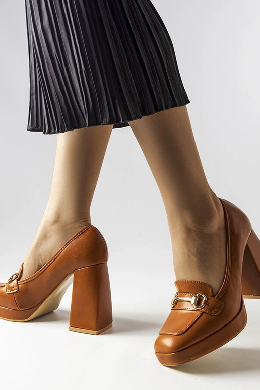 Brūnas pumpas ar ģeometrisku papēdi...