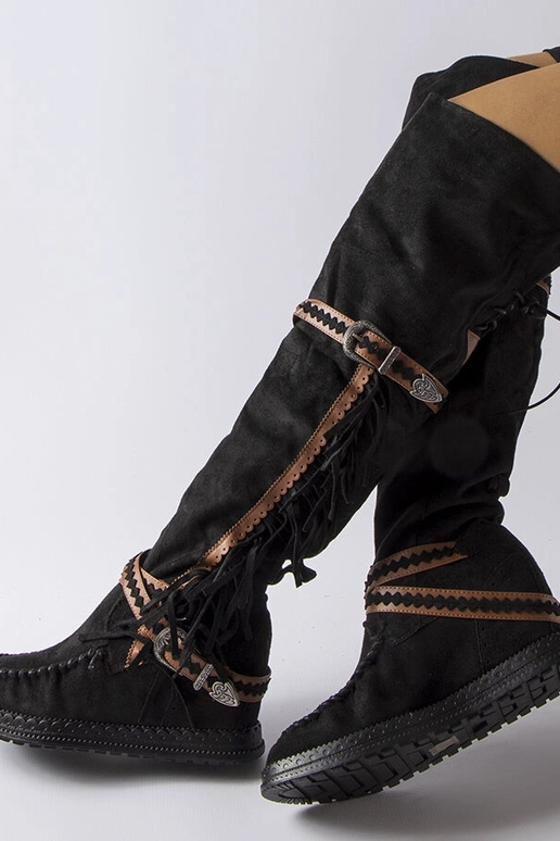 Melni ķīļzābaki Novella