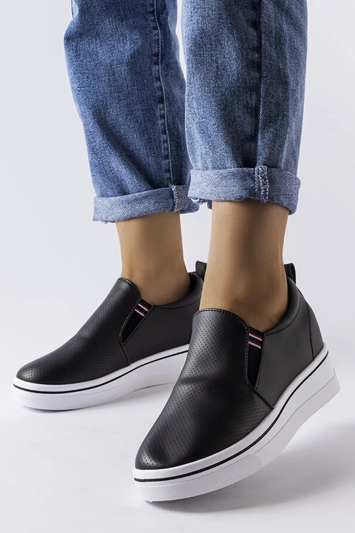 Melnas Dionisia ķīļveida kedas