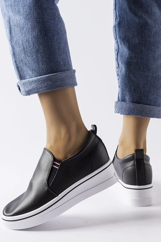 Melnas Dionisia ķīļveida kedas