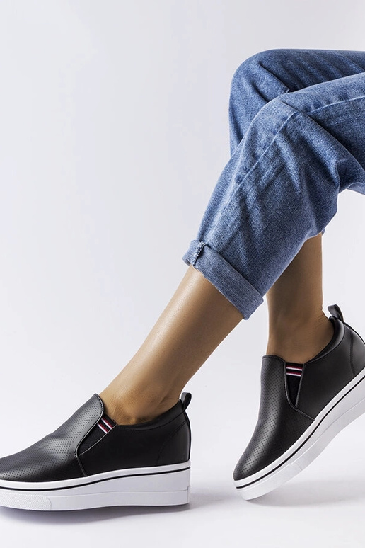 Melnas Dionisia ķīļveida kedas