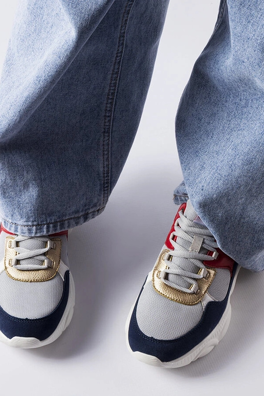 Sieviešu pelēki sporta apavi...