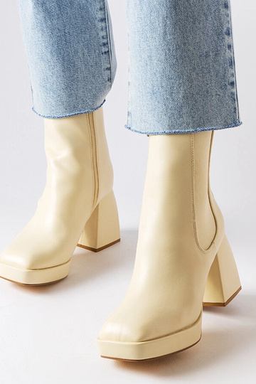 Smilšu krāsas zābaki uz...